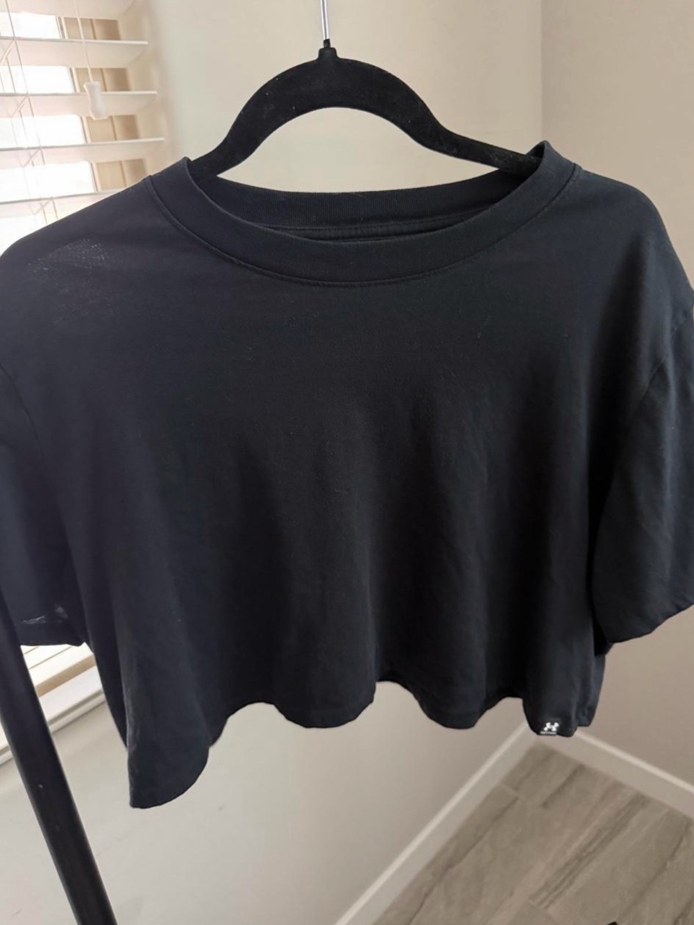 Women’s Under Armour Black Cropped Short Sleeve Tee